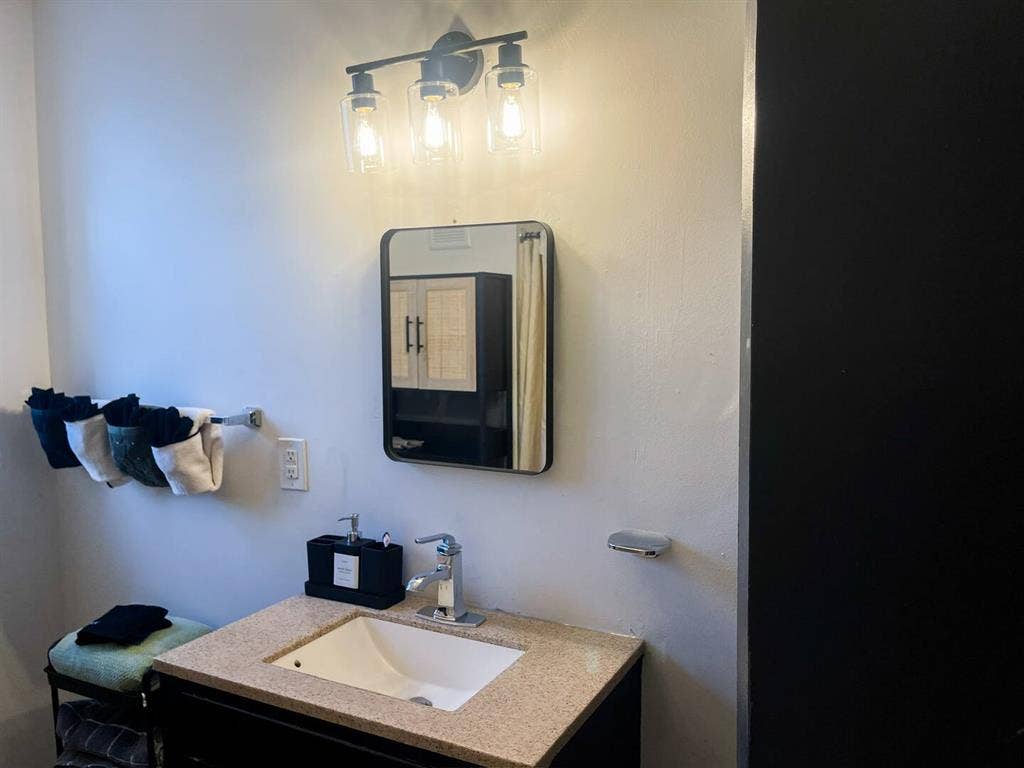 Large room for rent Downtown Newar