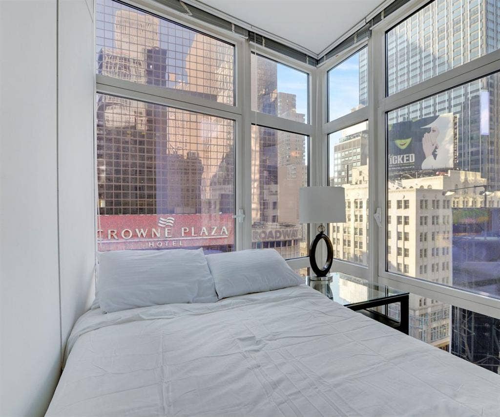 ✨Furnished Room in Midtown✨