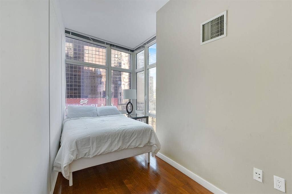 ✨Furnished Room in Midtown✨