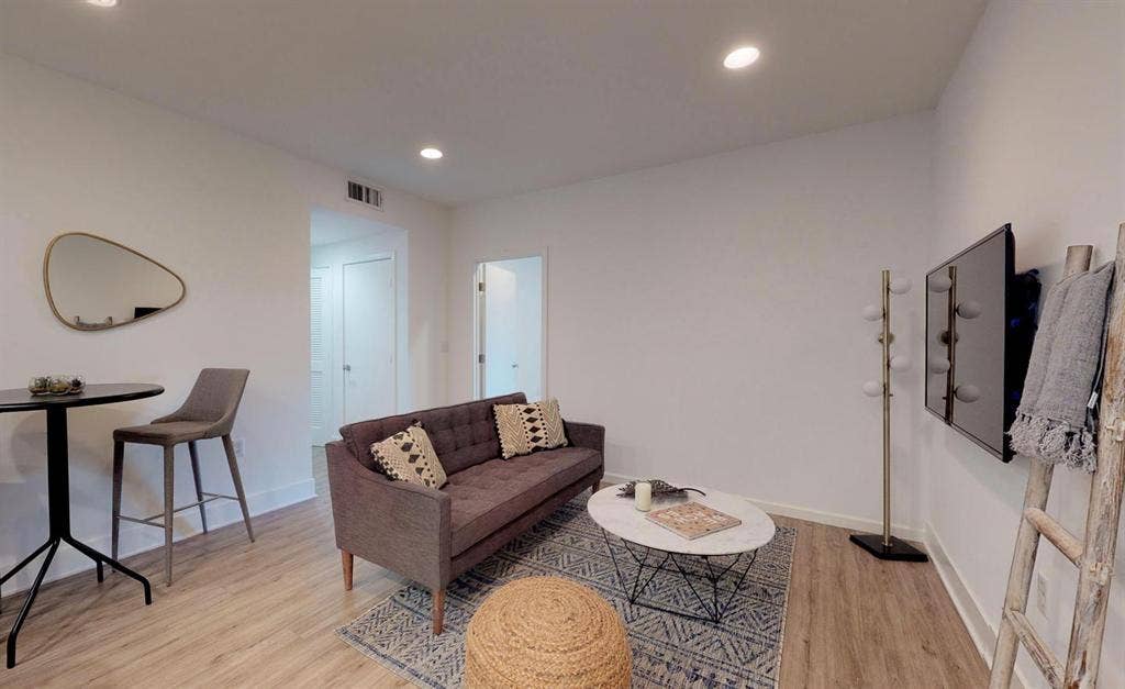 1 BR in Los Angeles