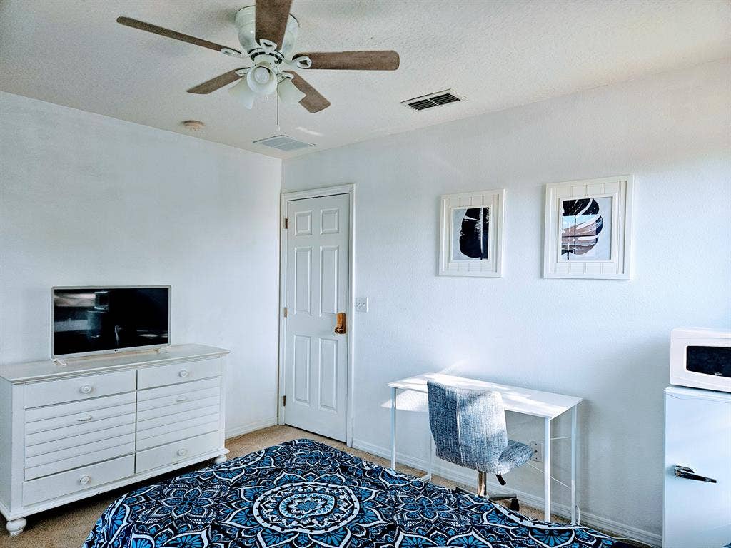 Private Room with Shared Bathroom