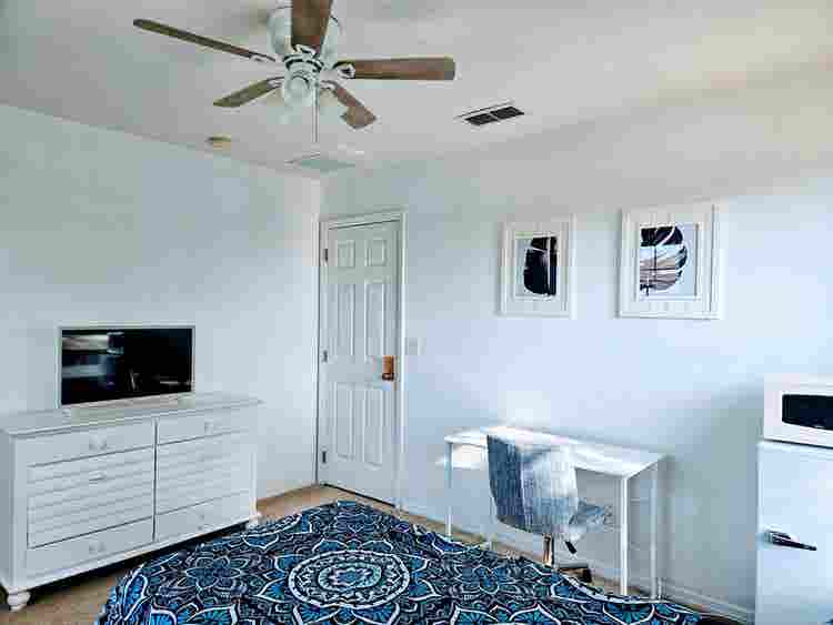 Private Room with Shared Bathroom