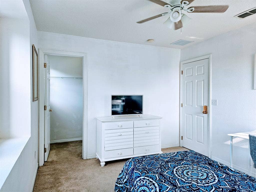 Private Room with Shared Bathroom