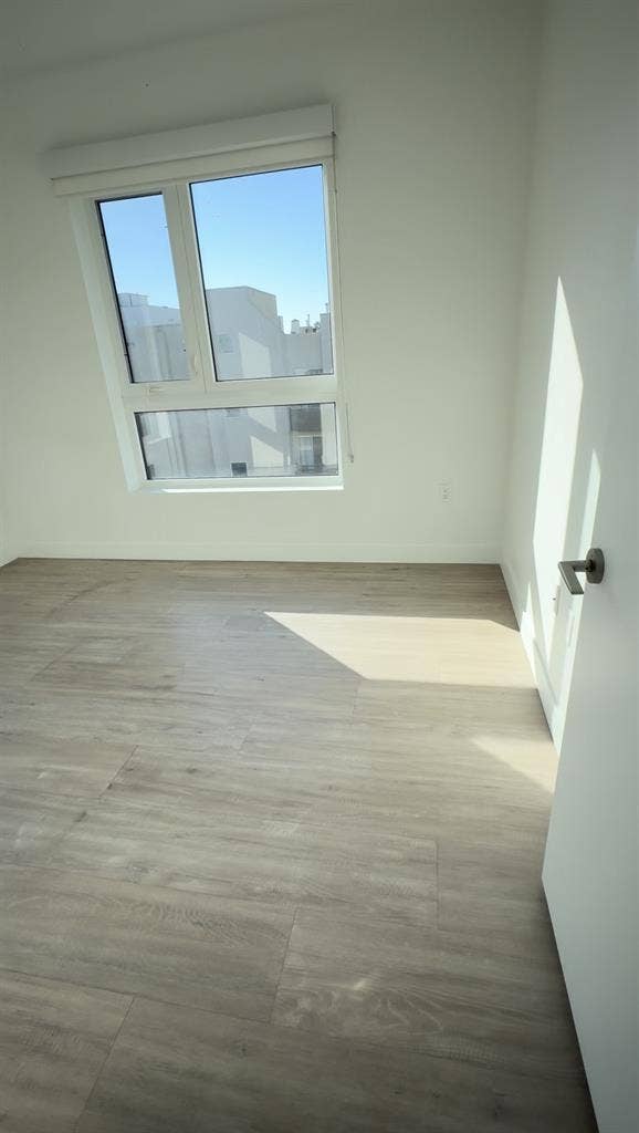 Looking for roommate
