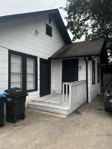 Looking for a roommate to colease!