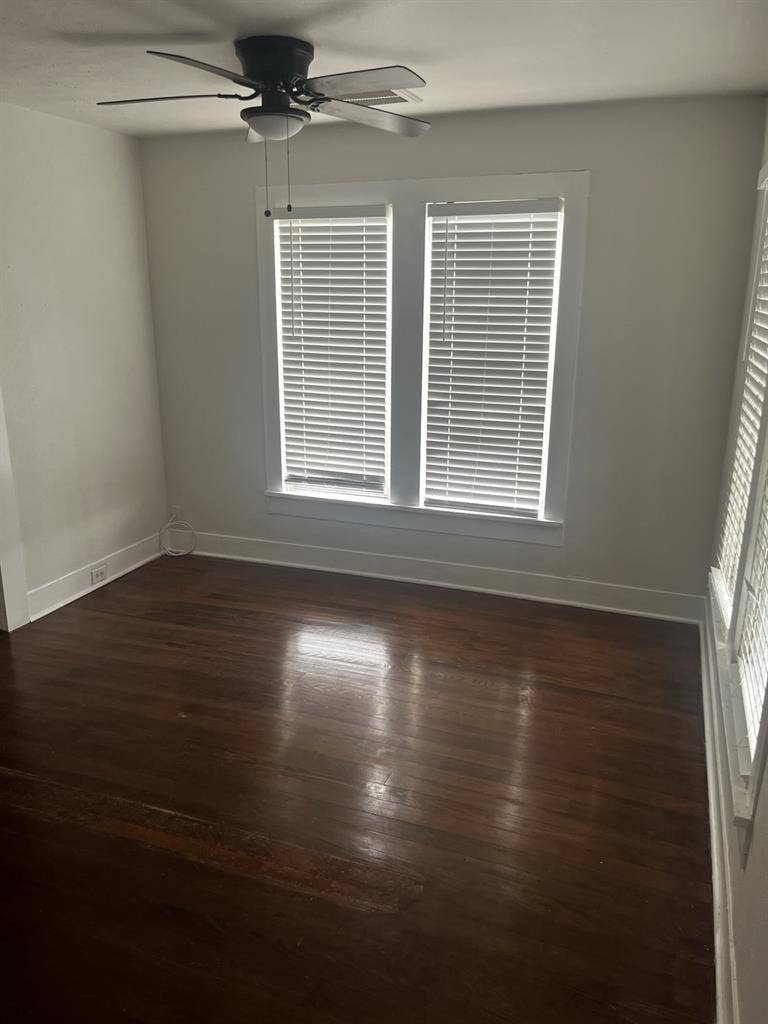 Looking for a roommate to colease!