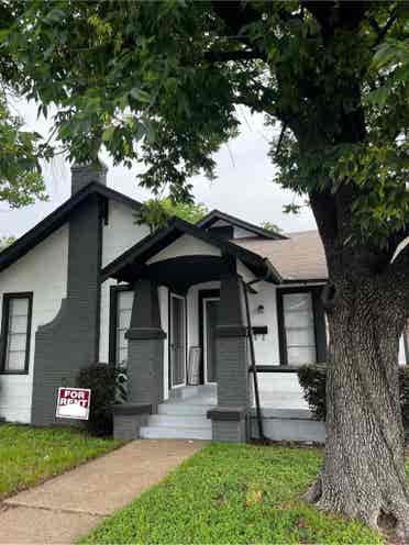Looking for a roommate to colease!