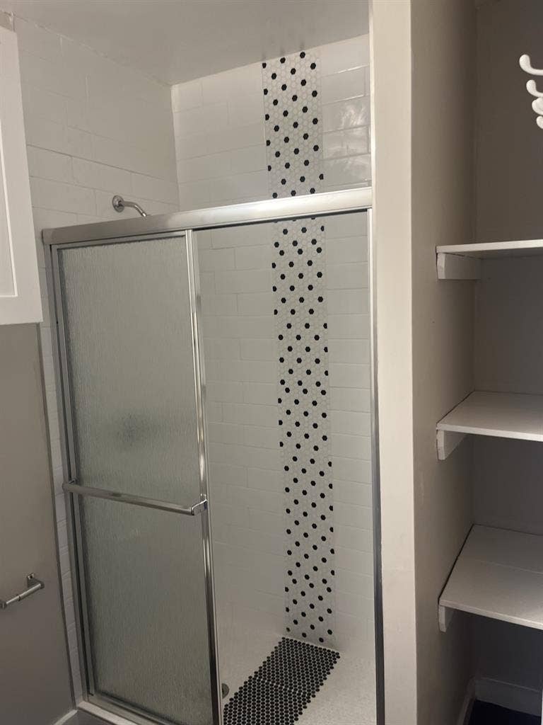 Looking for a roommate to colease!