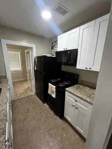 Looking for a roommate to colease!