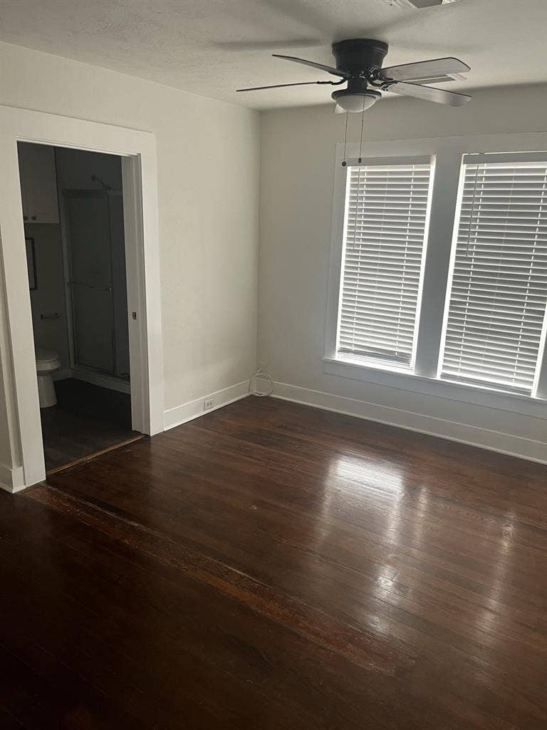 Looking for a roommate to colease!