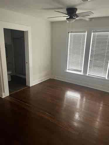 Looking for a roommate to colease!