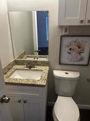 Looking for a roommate to colease!