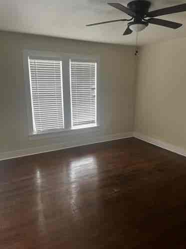 Looking for a roommate to colease!