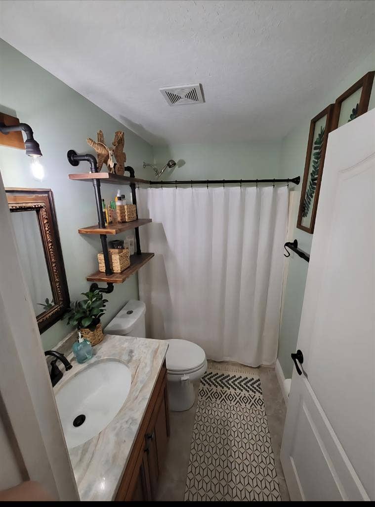 Quiet Private room off wickham rd
