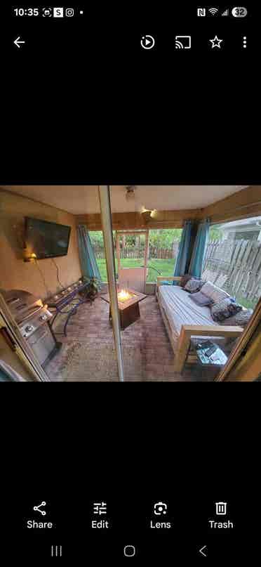 Quiet Private room off wickham rd