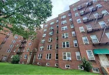Spacious 4-bed Queens Apartment