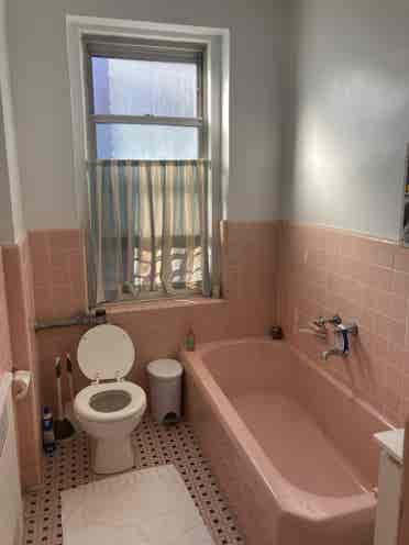 Spacious 4-bed Queens Apartment