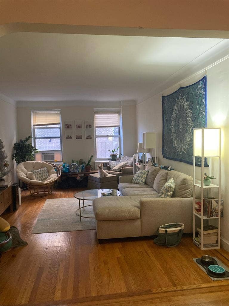 Spacious 4-bed Queens Apartment