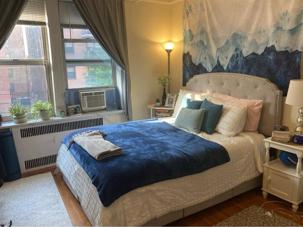 Spacious 4-bed Queens Apartment