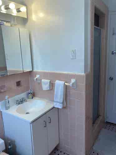 Spacious 4-bed Queens Apartment