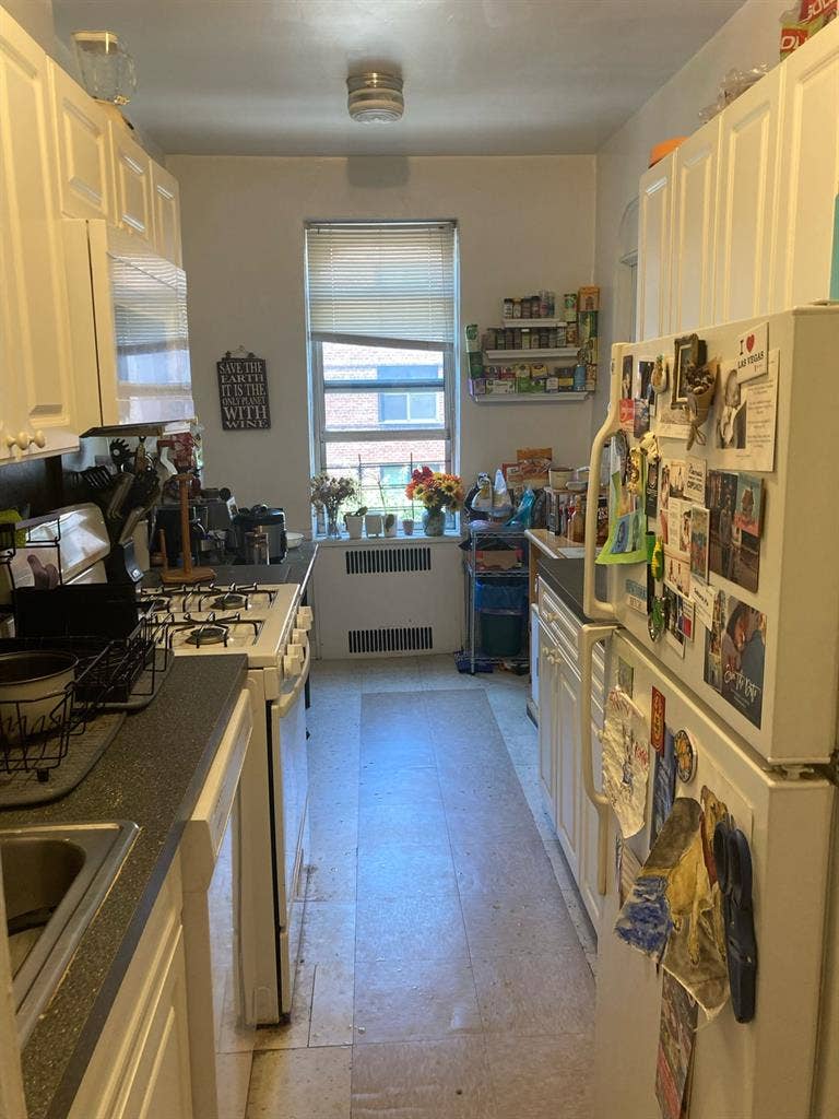 Spacious 4-bed Queens Apartment
