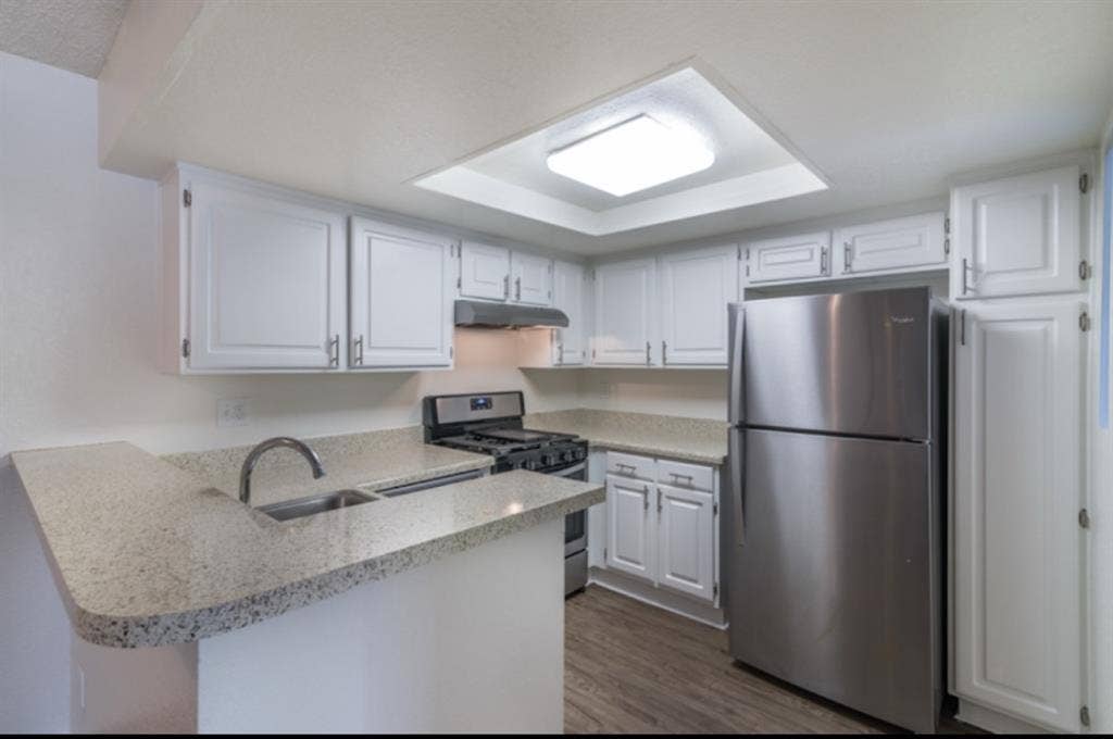 Looking for roommatees
