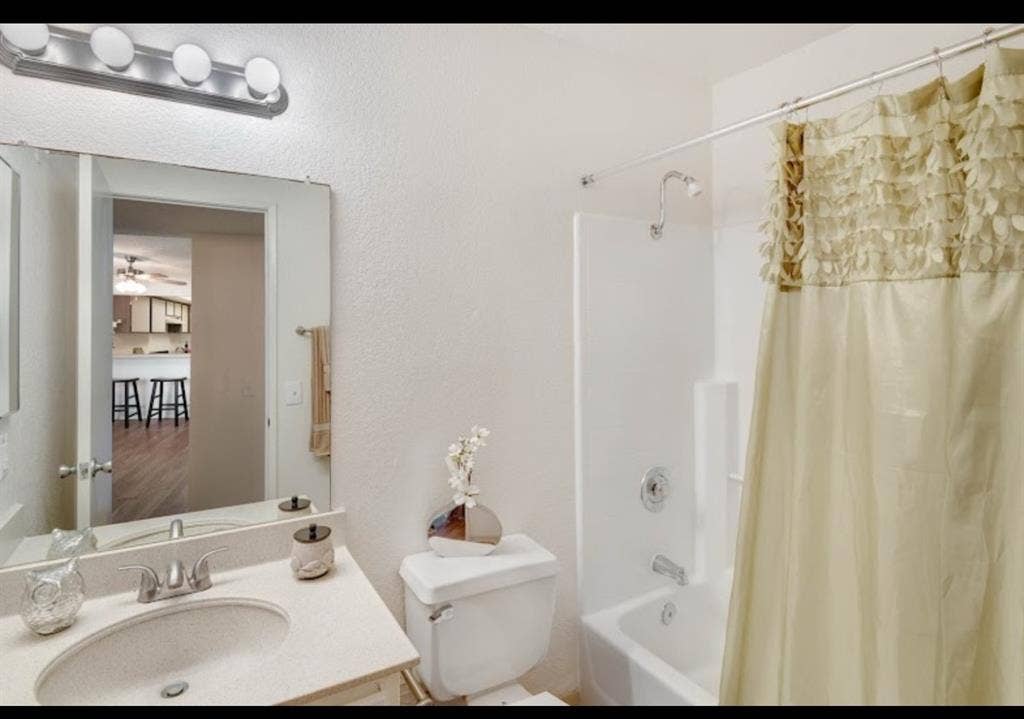 Looking for roommatees