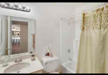 Looking for roommatees