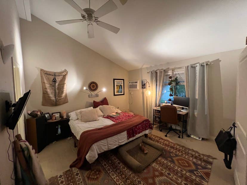 Looking for three roomates !!!