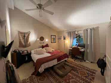 Looking for three roomates !!!
