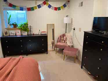 Looking for three roomates !!!