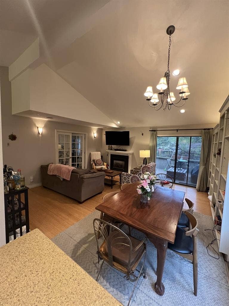 Looking for three roomates !!!