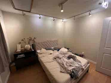 Looking for three roomates !!!