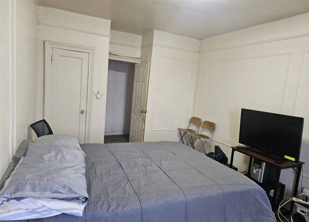 Looking for a Roommate (women)