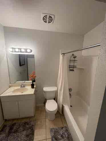 Looking for 2 roommates in Tempe