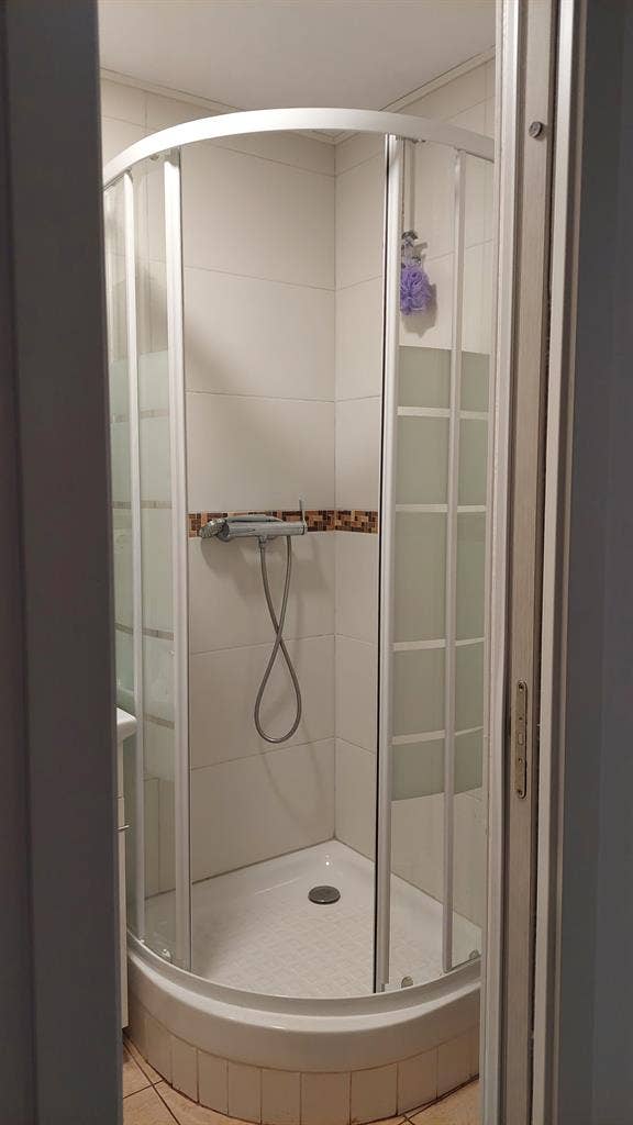 Single room for rent only for lady