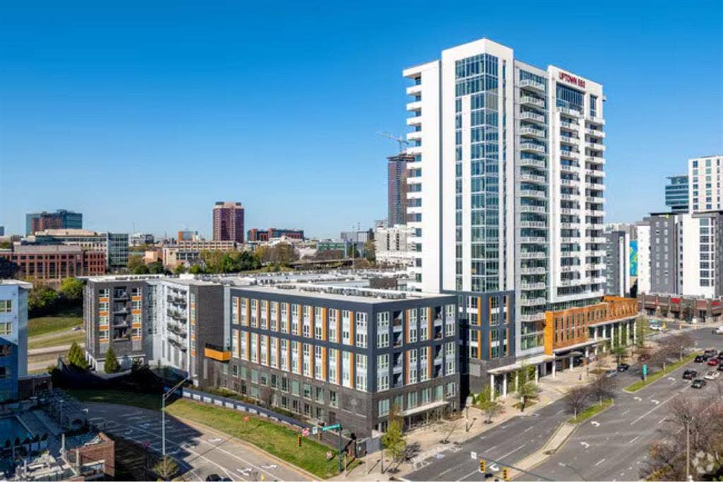 Lease Takeover at Uptown