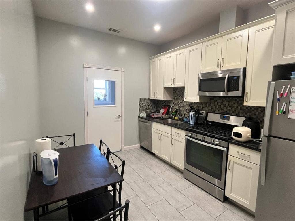 Looking for 1 female roommate