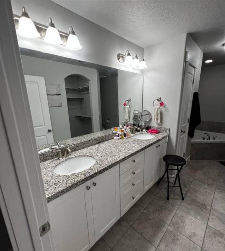 Master room w/ priv bath