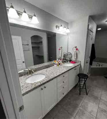 Master room w/ priv bath