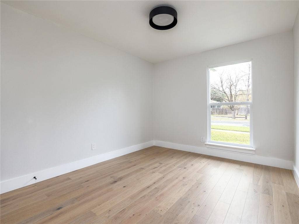 Private room (Female only house!)