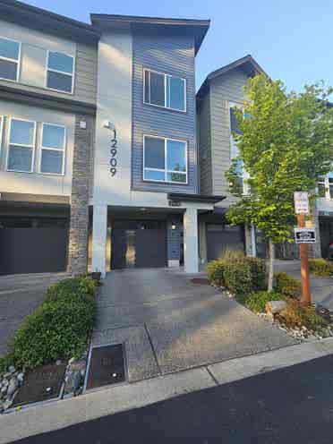 Room for Rent in Modern Townhouse