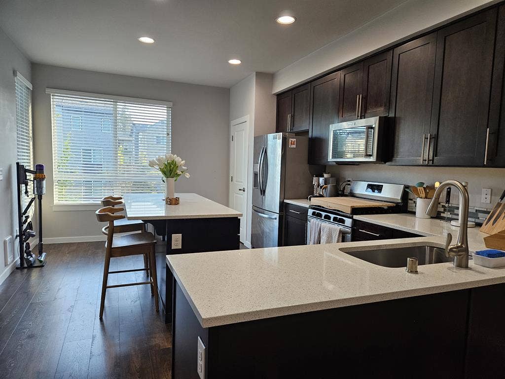 Room for Rent in Modern Townhouse