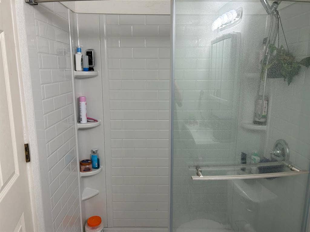 Looking for roommate!(private room)