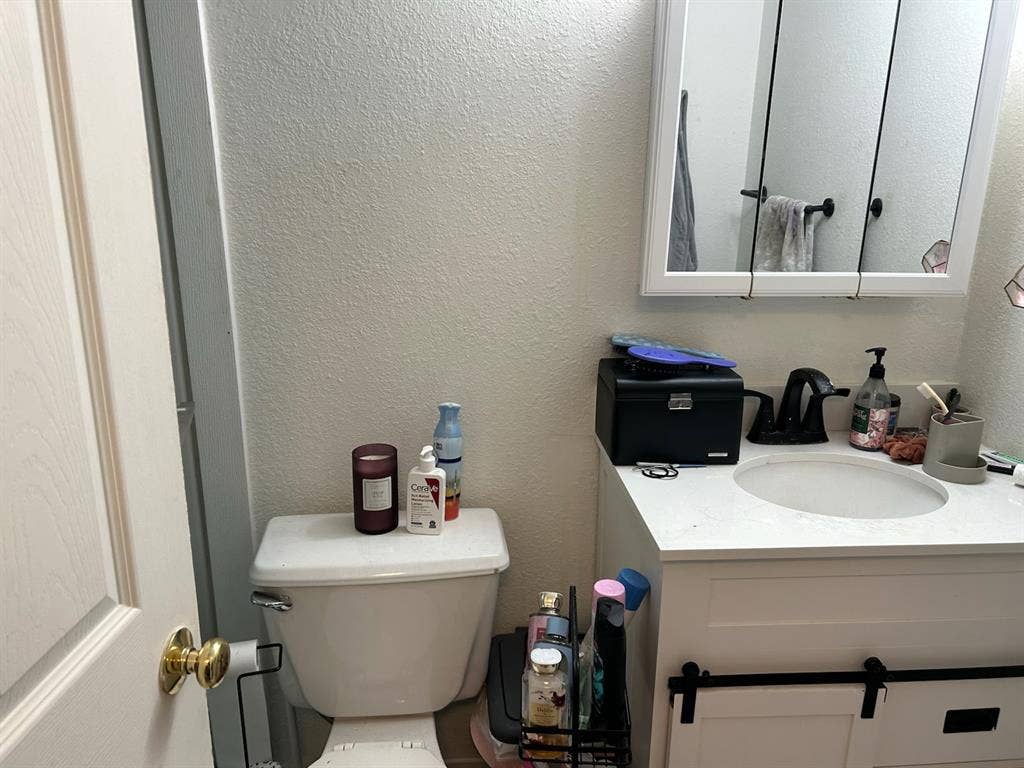 Looking for roommate!(private room)