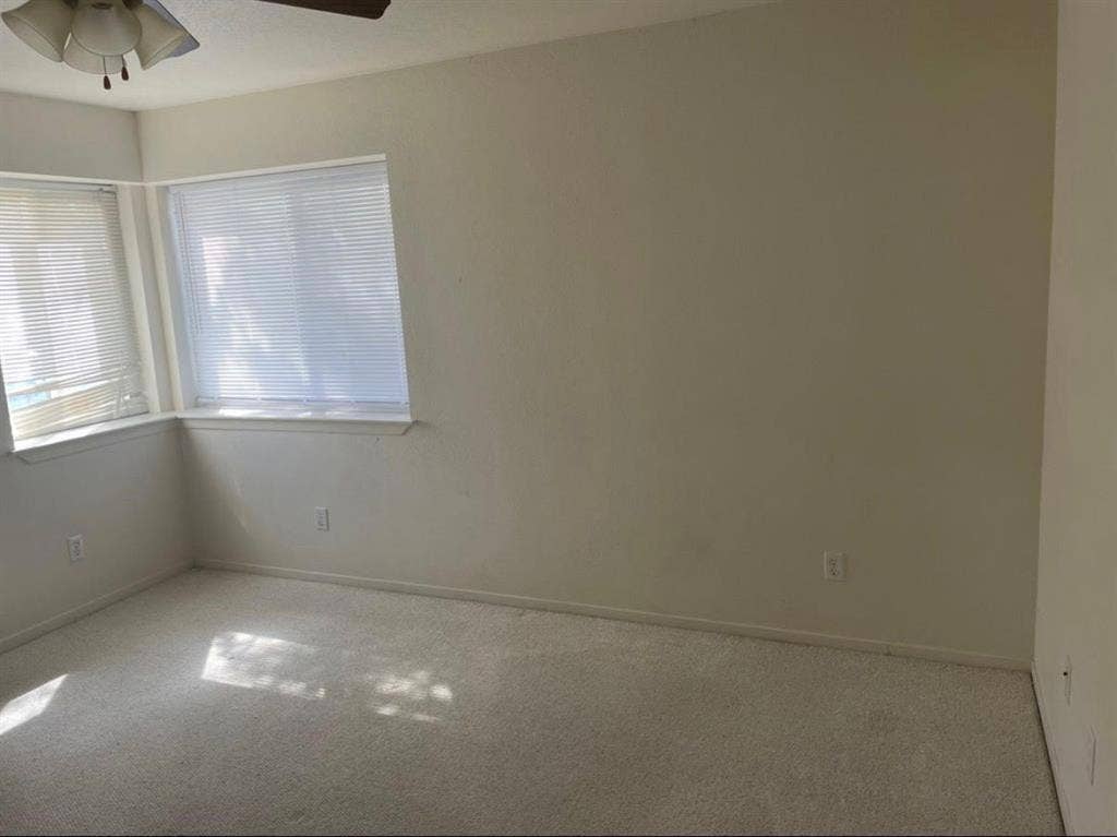 Looking for roommate!(private room)