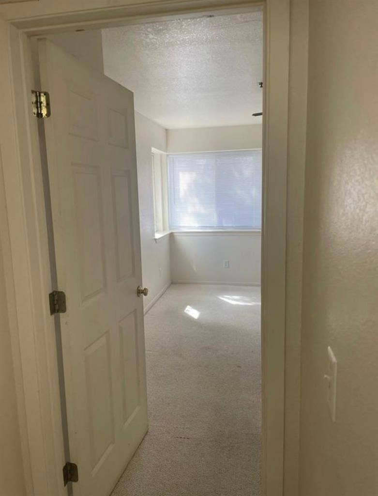 Looking for roommate!(private room)