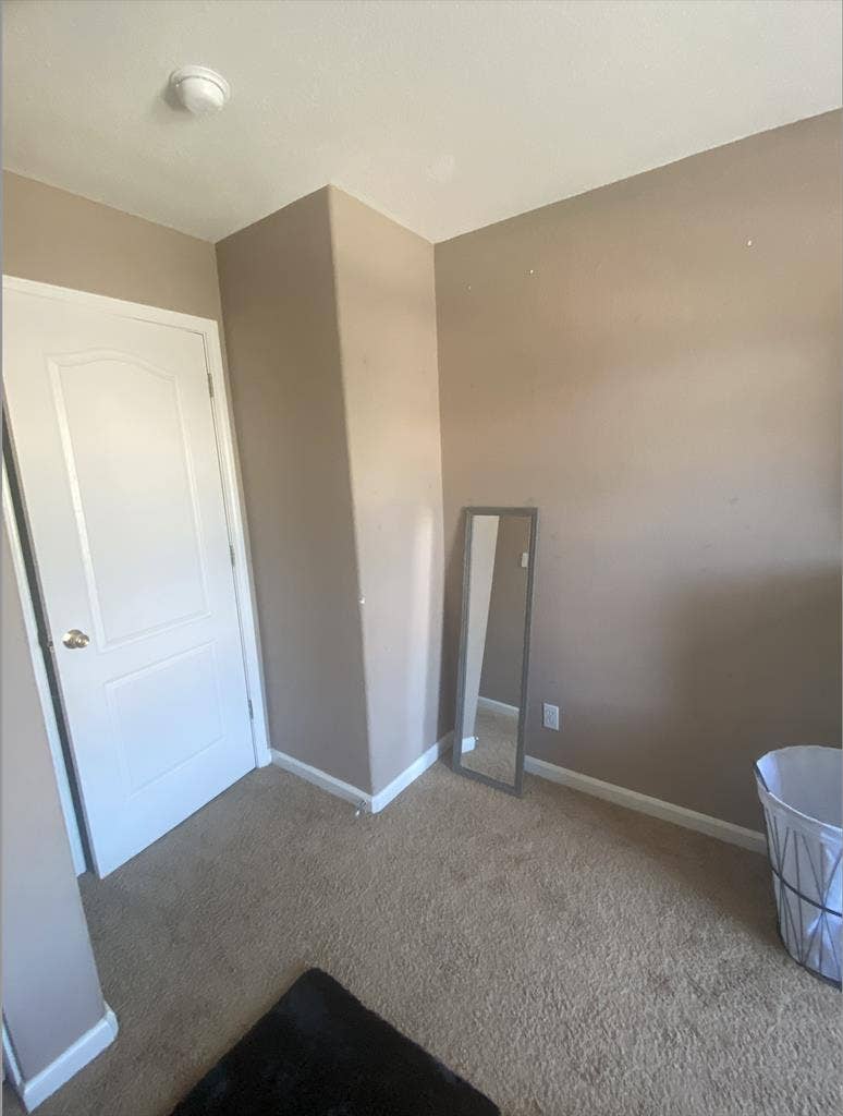 SINGLE PRIVATE ROOM lease takeover!