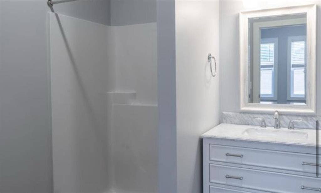 2 rooms for rent near East Town GR