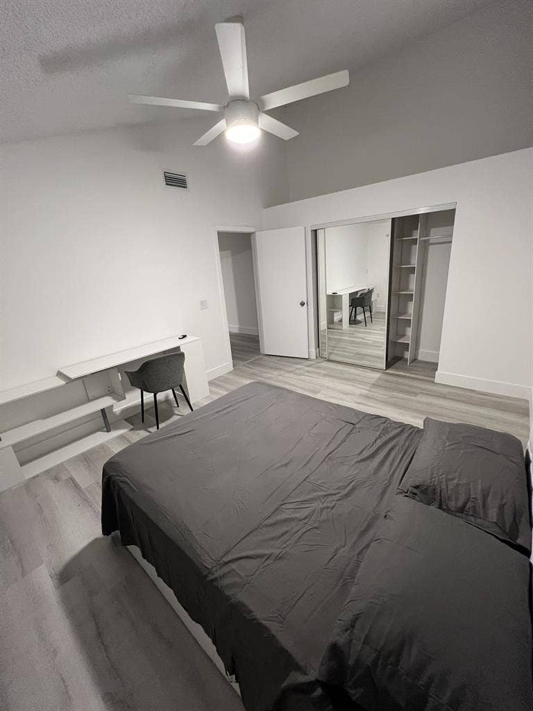 CLEAN , QUITE 2 ROOMMATES IN BOCA